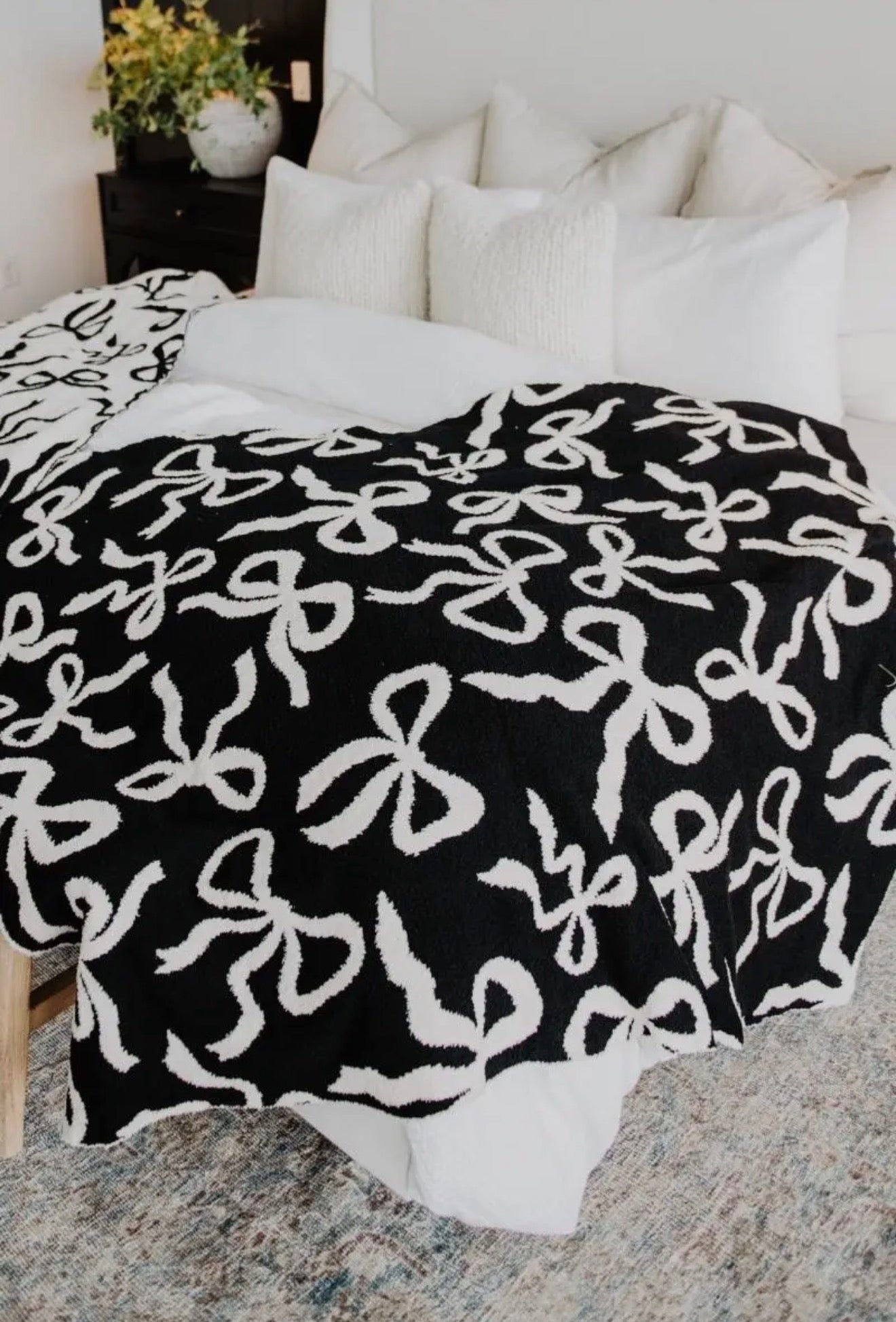 Black & White Bow Blanket
